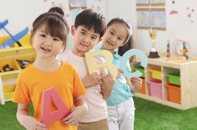 Kindergarten Vorschule Kinder lernen Montessori